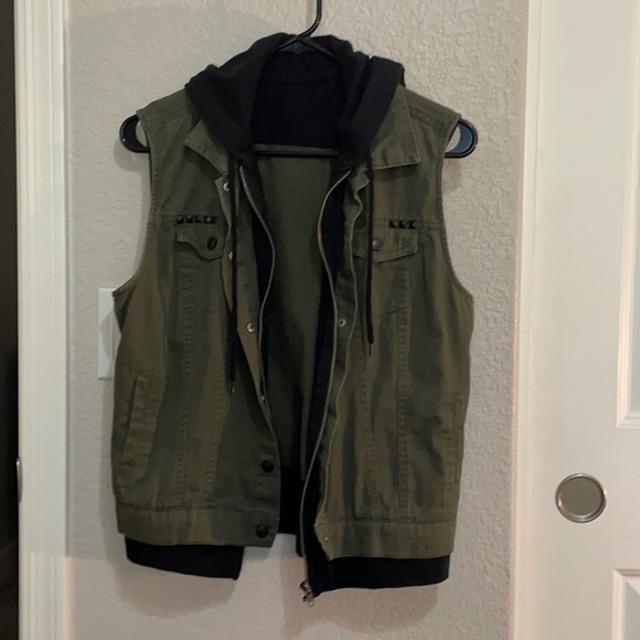 Green Vest with attached Hood: Women’s size Large - Picture 1 of 2